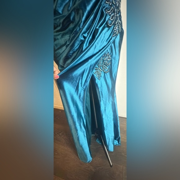 Elegant Blue Embellished Gown Size 10 - Picture 10 of 13